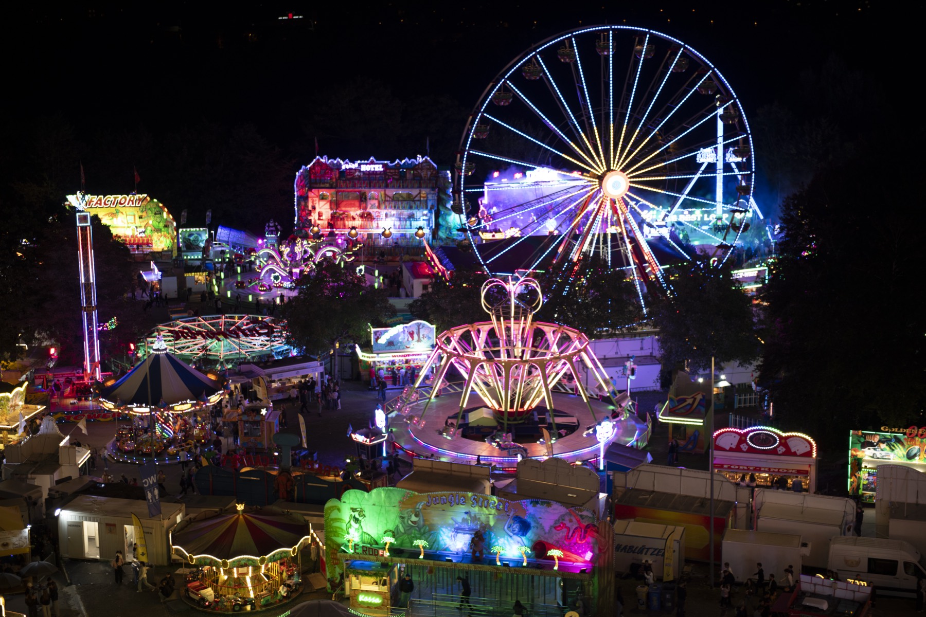 Chilbi beim Knabenschiessen bei Nacht mit Riesenrad