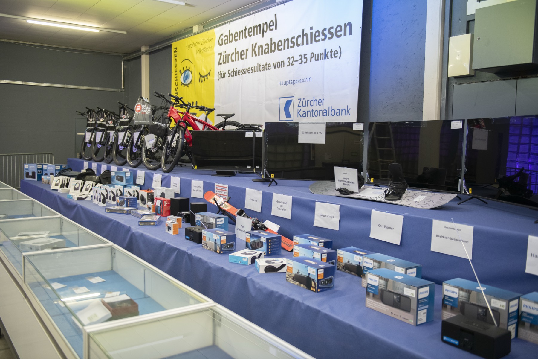 Gabentempel am Knabenschiessen mit Velos und Elektronik