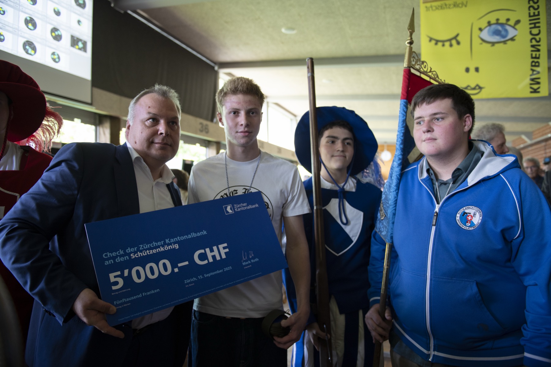 Schützenkönig mit dem Check über CHF 5'000.– der Zürcher Kantonalbank