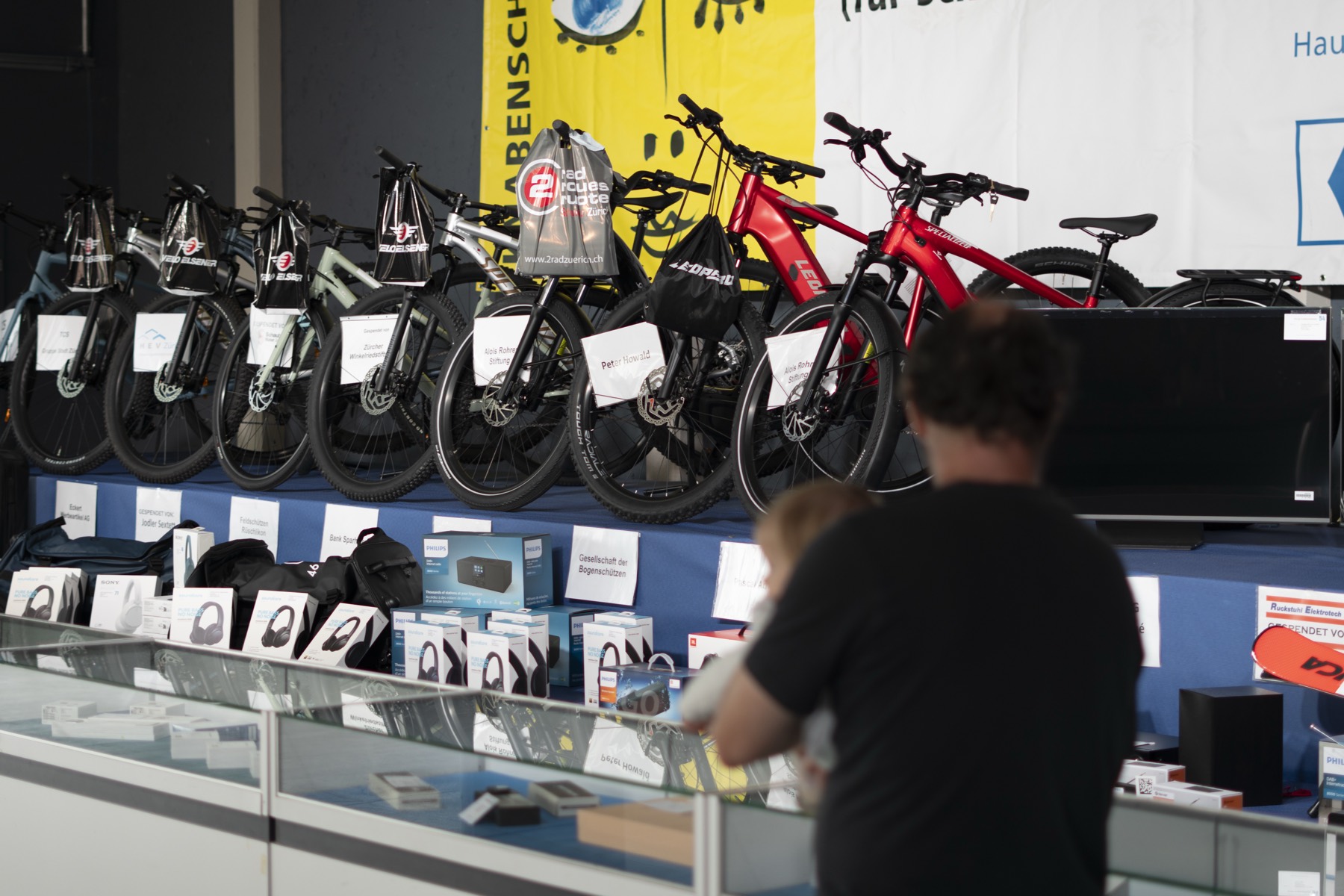 Boxen, Kopfhörer und Technik-Preise in der Vitrine